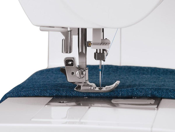 singer_quantum_stylist_9985_needle_close_up_bxtbdd